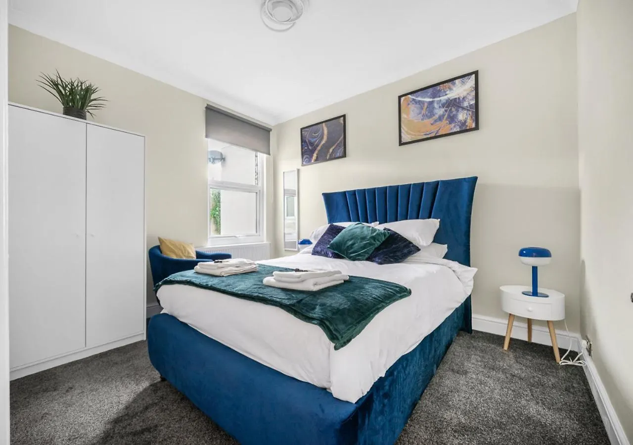 런던 Uksas Two Bed Flat Park Front 아파트