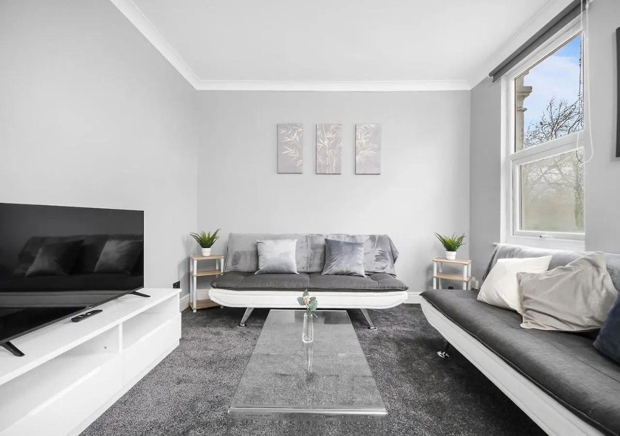 런던 Uksas Two Bed Flat Park Front 아파트 영국