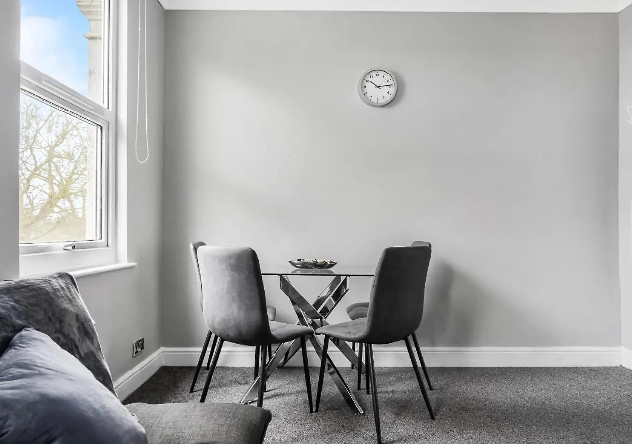 런던 Uksas Two Bed Flat Park Front 아파트